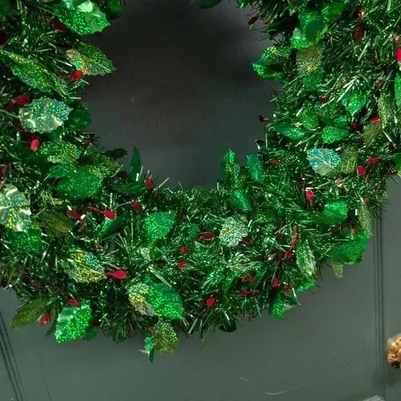 Vintage green and red mistletoe tinsel wreath - Picture 5 of 8